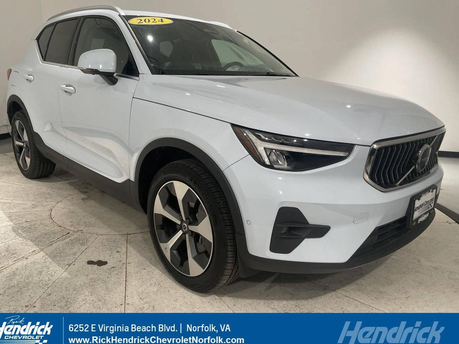 VOLVO XC40 2024 YV4L12UE8R2331824 image