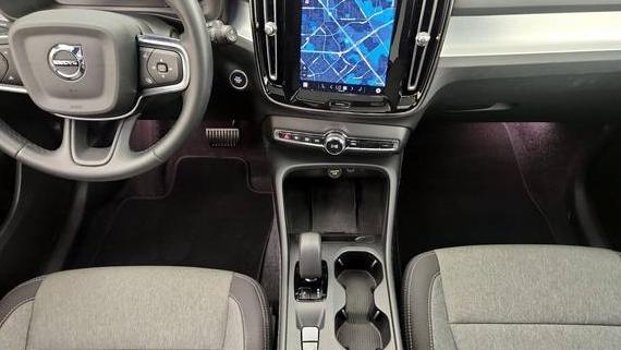 VOLVO XC40 2025 YV4L12UJ3S2474568 image