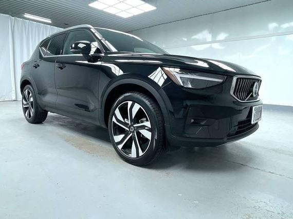 VOLVO XC40 2025 YV4L12UE8S2504585 image