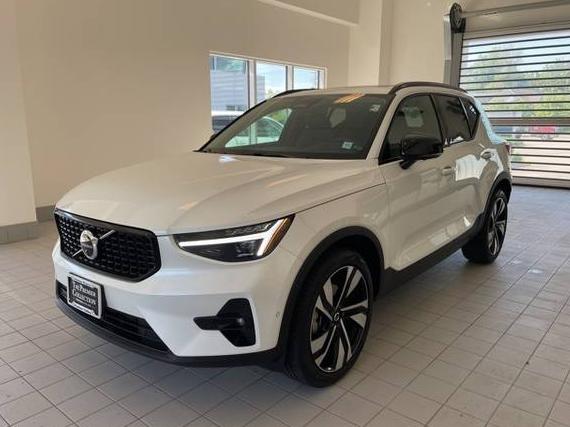 VOLVO XC40 2025 YV4L12UM8S2454147 image