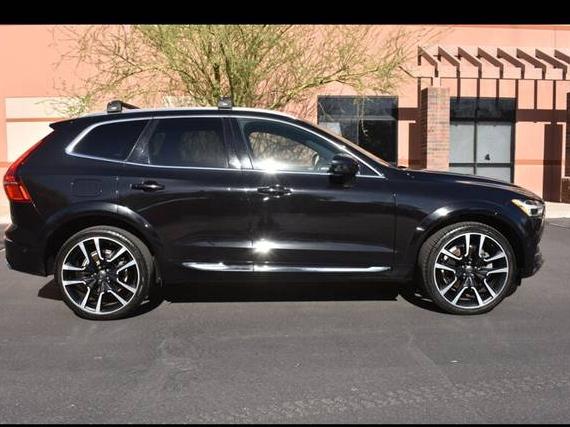VOLVO XC60 2018 YV4A22RL3J1061844 image