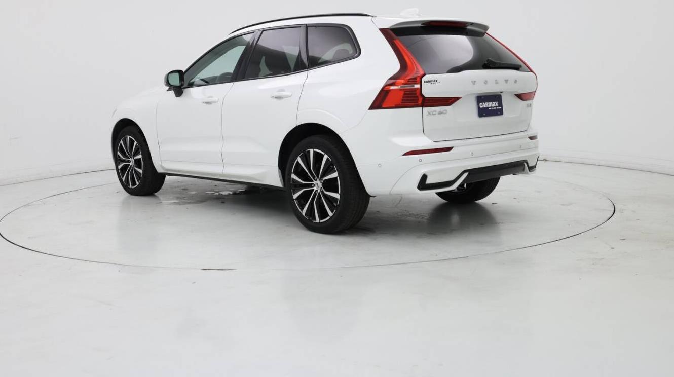 VOLVO XC60 2024 YV4L12RL5R1904630 image