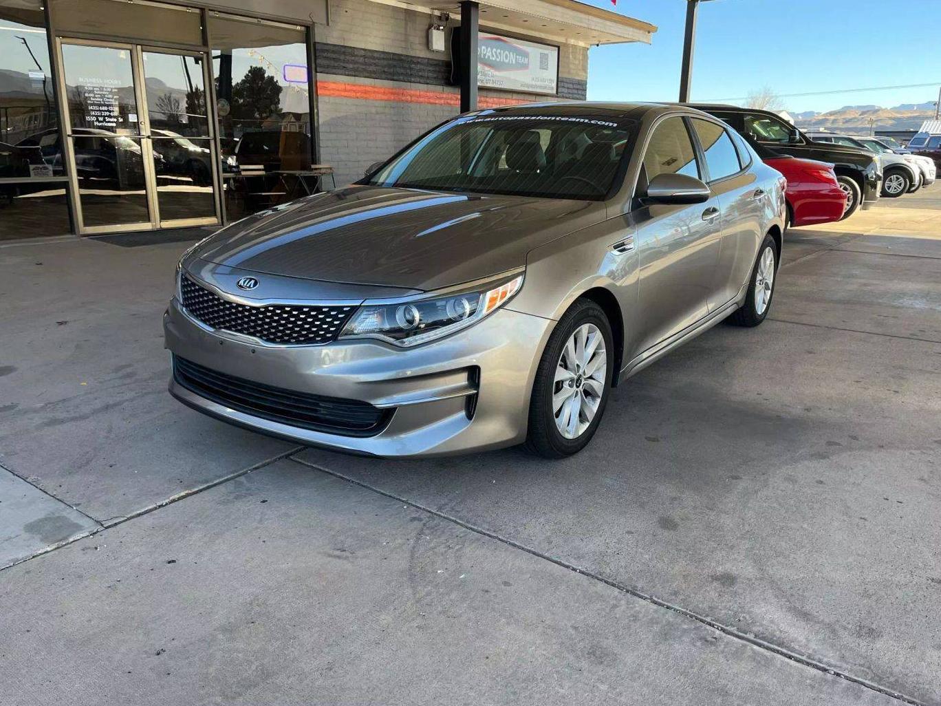 KIA OPTIMA 2016 5XXGU4L38GG055126 image