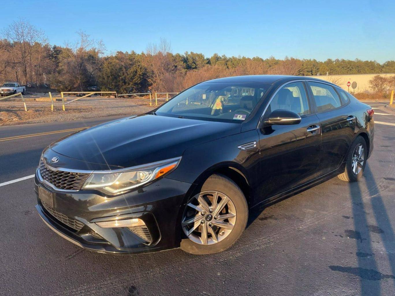 KIA OPTIMA 2019 5XXGT4L38KG369838 image