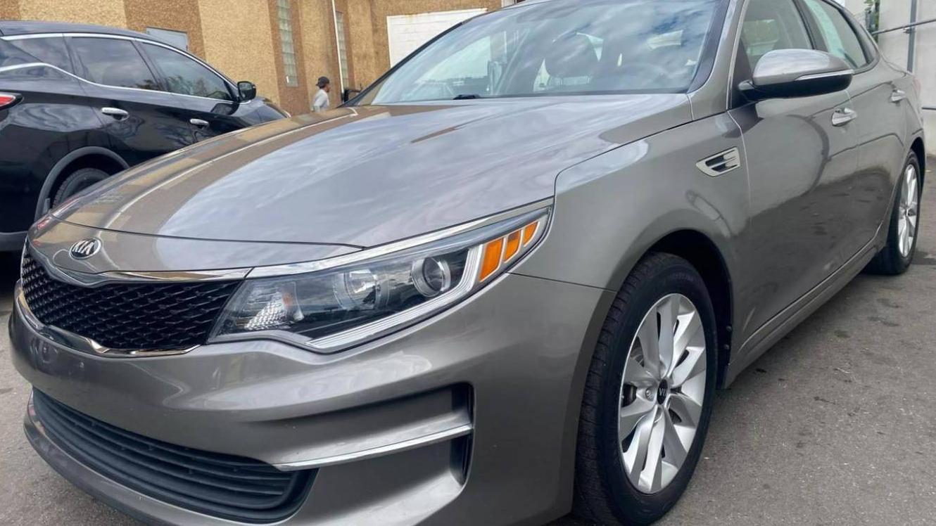 KIA OPTIMA 2018 5XXGT4L31JG260331 image