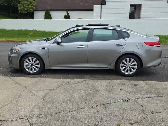 KIA OPTIMA 2018 5XXGU4L30JG181617 image