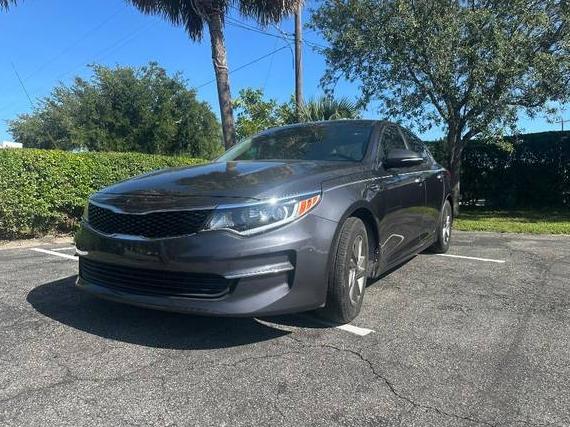 KIA OPTIMA 2017 5XXGT4L30HG138344 image
