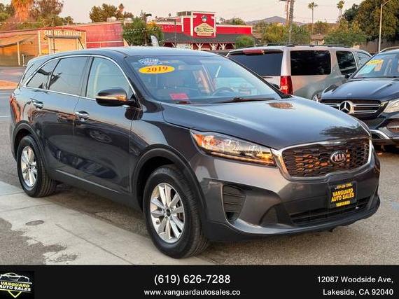 KIA SORENTO 2019 5XYPG4A39KG556332 image