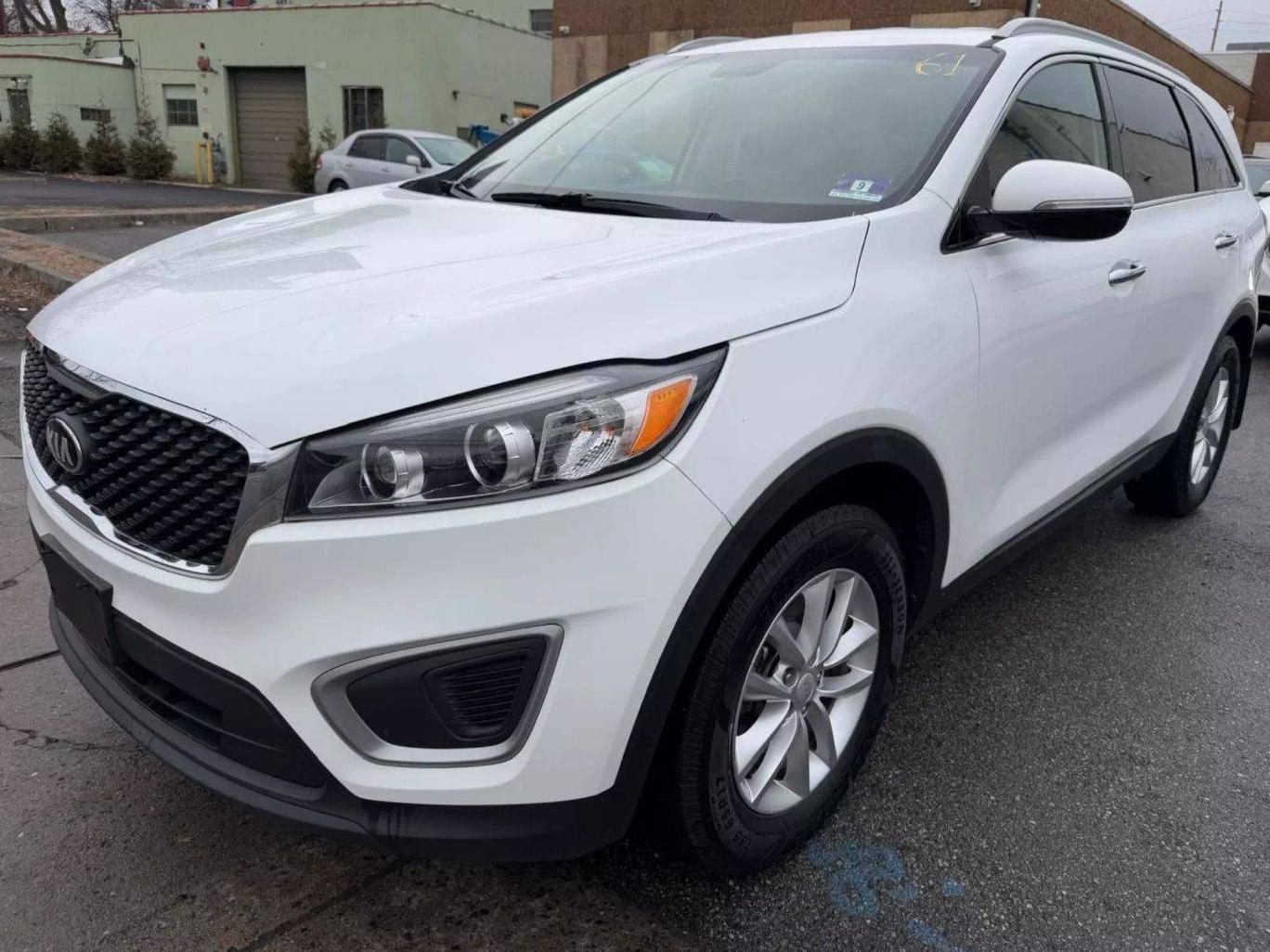 KIA SORENTO 2018 5XYPG4A34JG365061 image