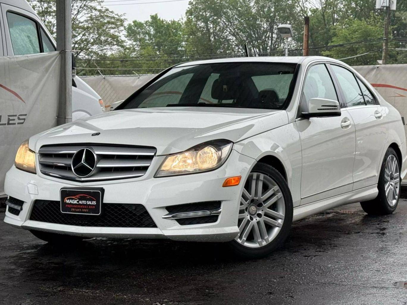 MERCEDES-BENZ C-CLASS 2013 WDDGF8AB9DG122063 image