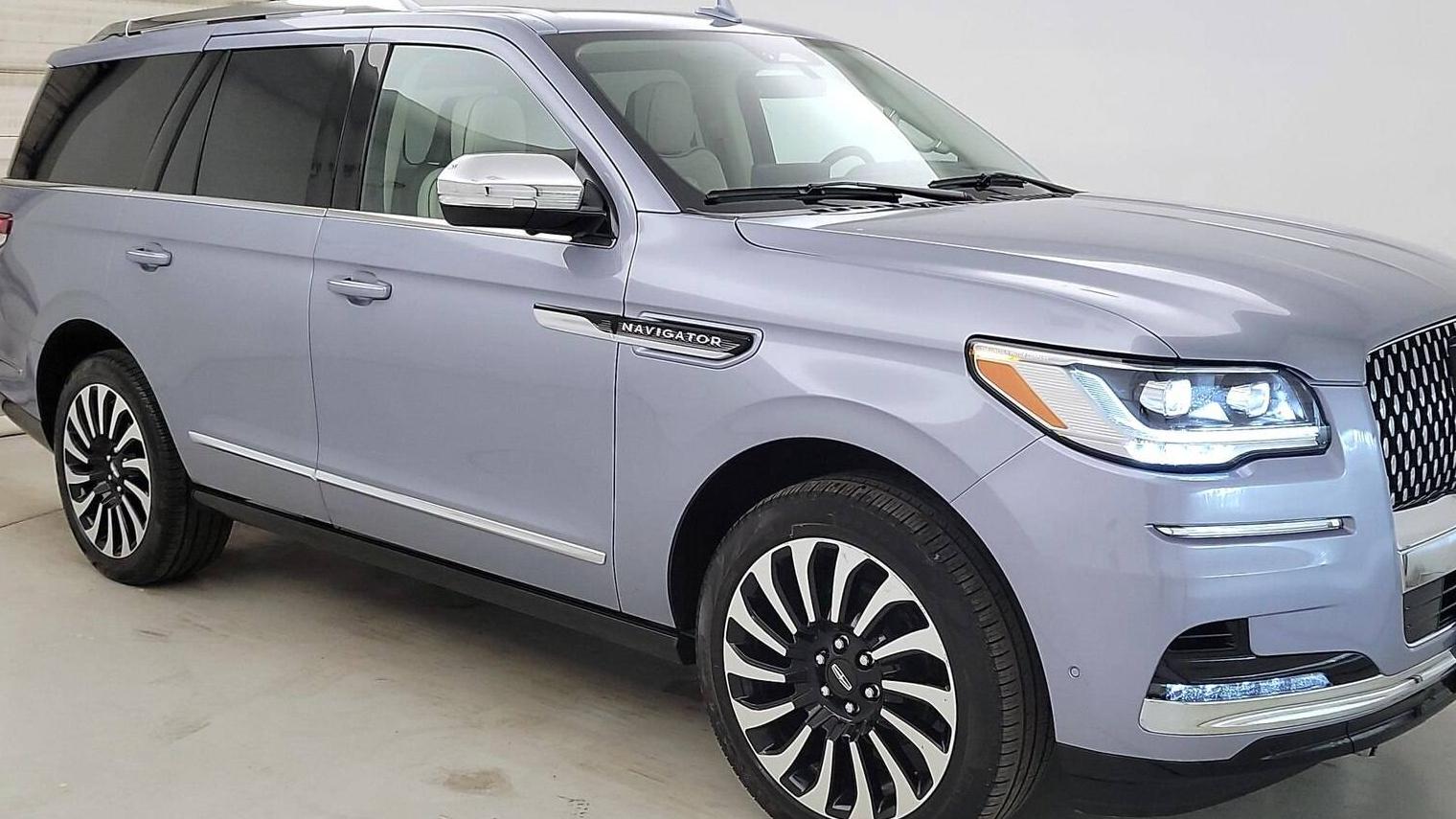 LINCOLN NAVIGATOR 2023 5LMJJ2TG3PEL00174 image