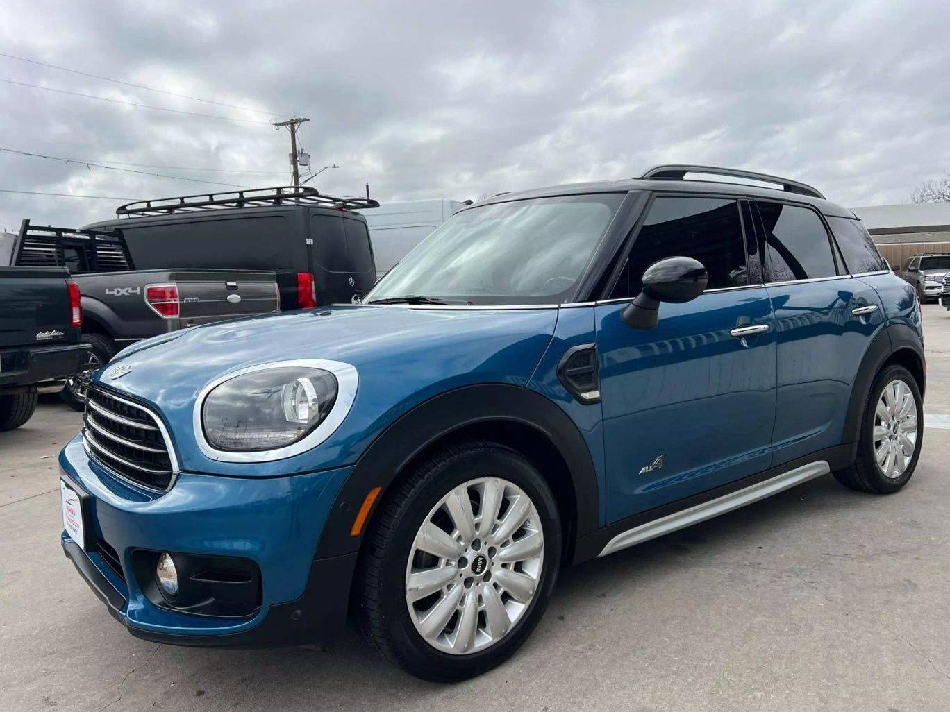 MINI COUNTRYMAN 2018 WMZYV5C33J3E03772 image