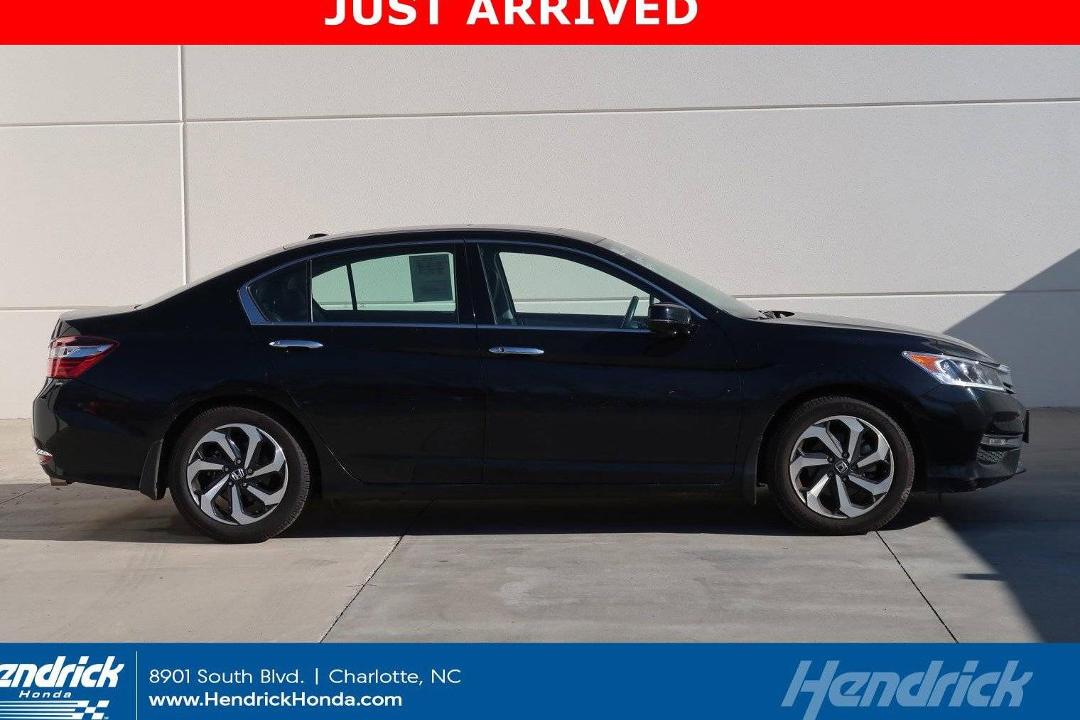 HONDA ACCORD 2017 1HGCR3F00HA005556 image