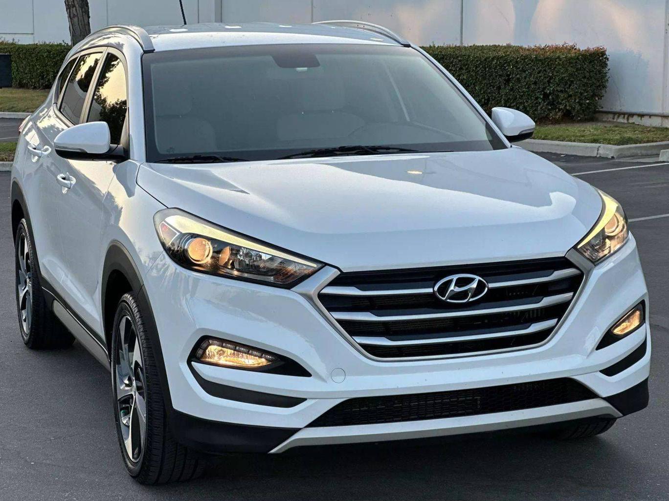 HYUNDAI TUCSON 2017 KM8J3CA21HU312017 image