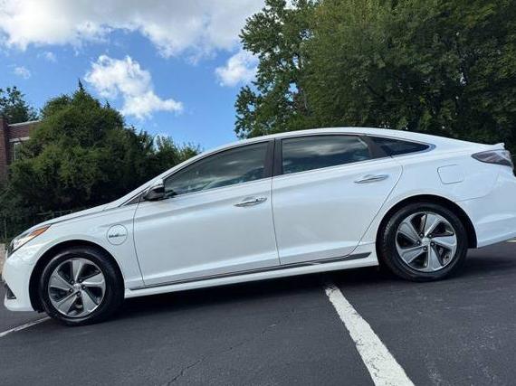 HYUNDAI SONATA 2016 KMHE14L29GA021369 image