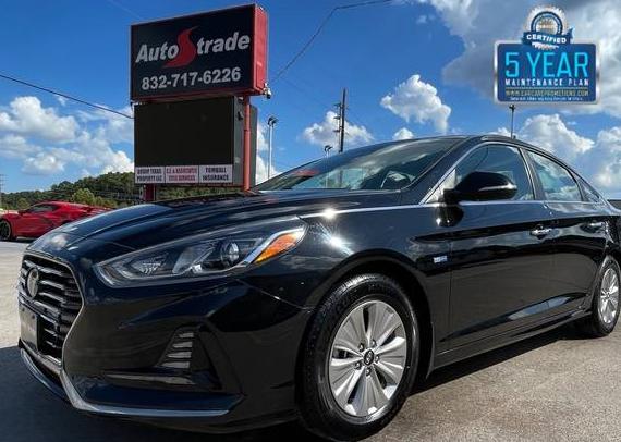 HYUNDAI SONATA 2018 KMHE24L31JA084124 image