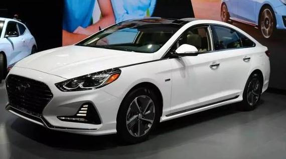HYUNDAI SONATA 2018 5NPE34AF1JH679028 image