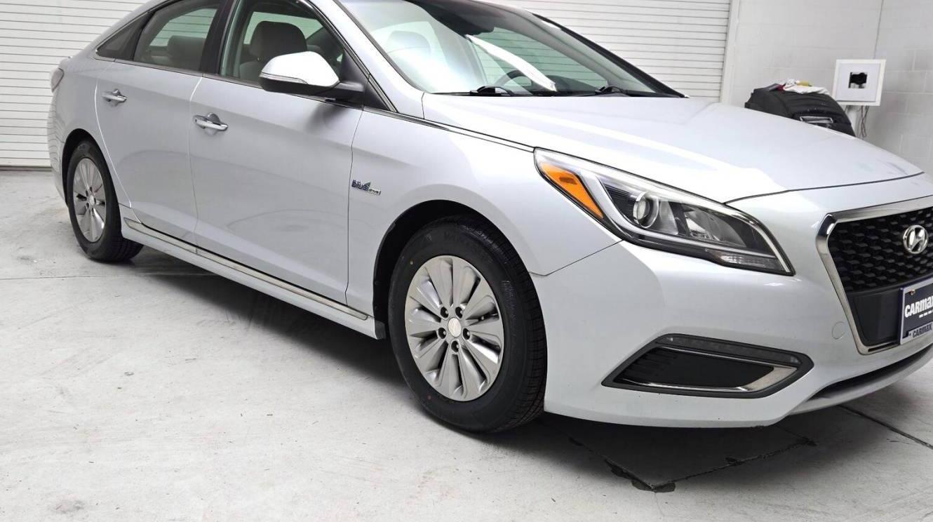 HYUNDAI SONATA 2017 KMHE24L11HA054730 image