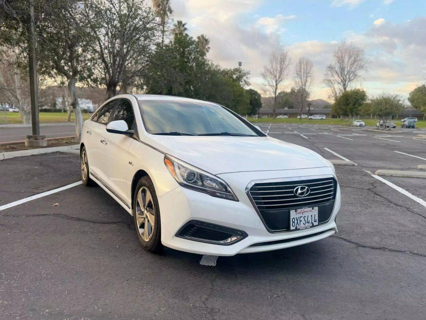 HYUNDAI SONATA 2017 KMHE14L27HA077103 image