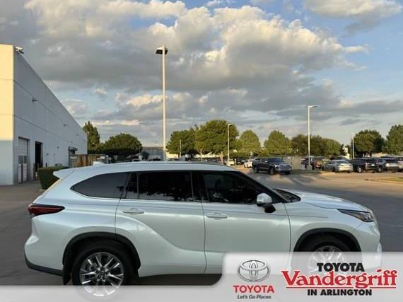 TOYOTA HIGHLANDER 2023 5TDKDRAHXPS004215 image