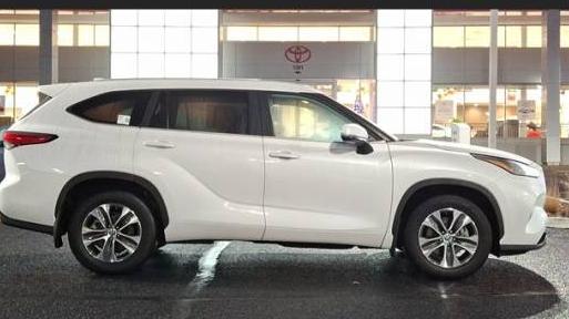 TOYOTA HIGHLANDER 2023 5TDKDRAH1PS005673 image