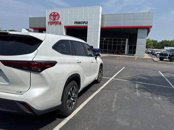 TOYOTA HIGHLANDER 2023 5TDKDRAH2PS019517 image
