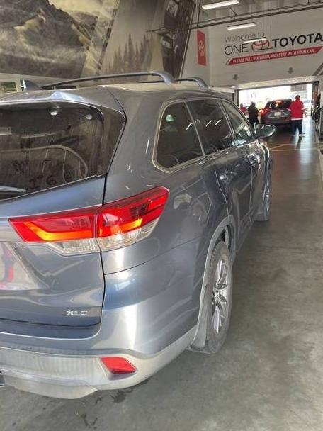 TOYOTA HIGHLANDER 2018 5TDKZRFH1JS275147 image