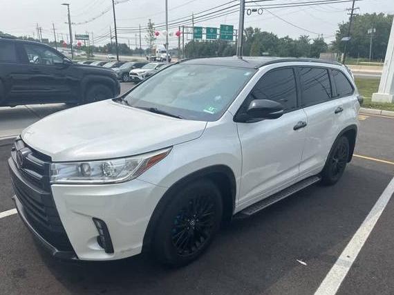 TOYOTA HIGHLANDER 2018 5TDJZRFH7JS913526 image
