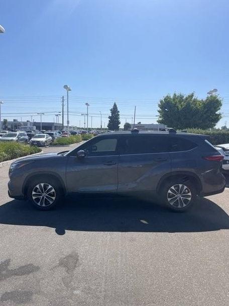 TOYOTA HIGHLANDER 2022 5TDHZRAH6NS091930 image