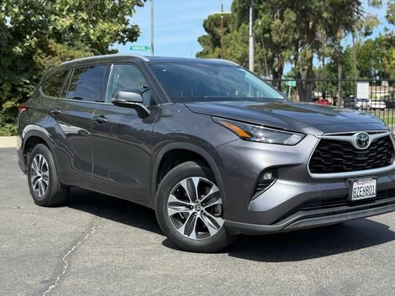 TOYOTA HIGHLANDER 2022 5TDHZRAH8NS098281 image