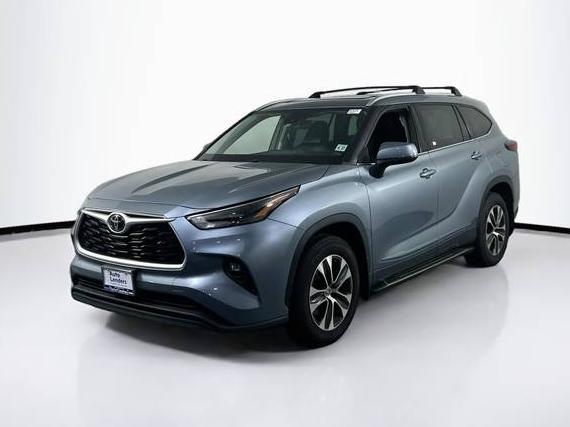 TOYOTA HIGHLANDER 2022 5TDGZRBH0NS242755 image