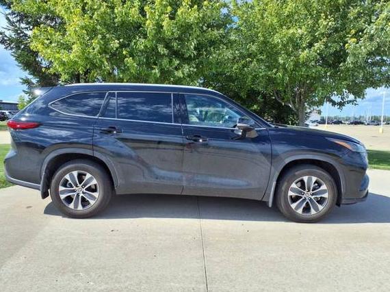 TOYOTA HIGHLANDER 2022 5TDGZRBH9NS592465 image