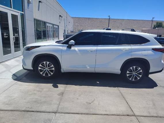 TOYOTA HIGHLANDER 2022 5TDHZRBH5NS240178 image