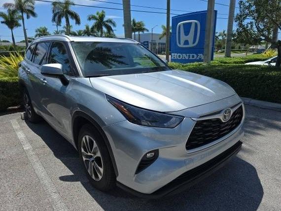 TOYOTA HIGHLANDER 2022 5TDHZRAH2NS554405 image
