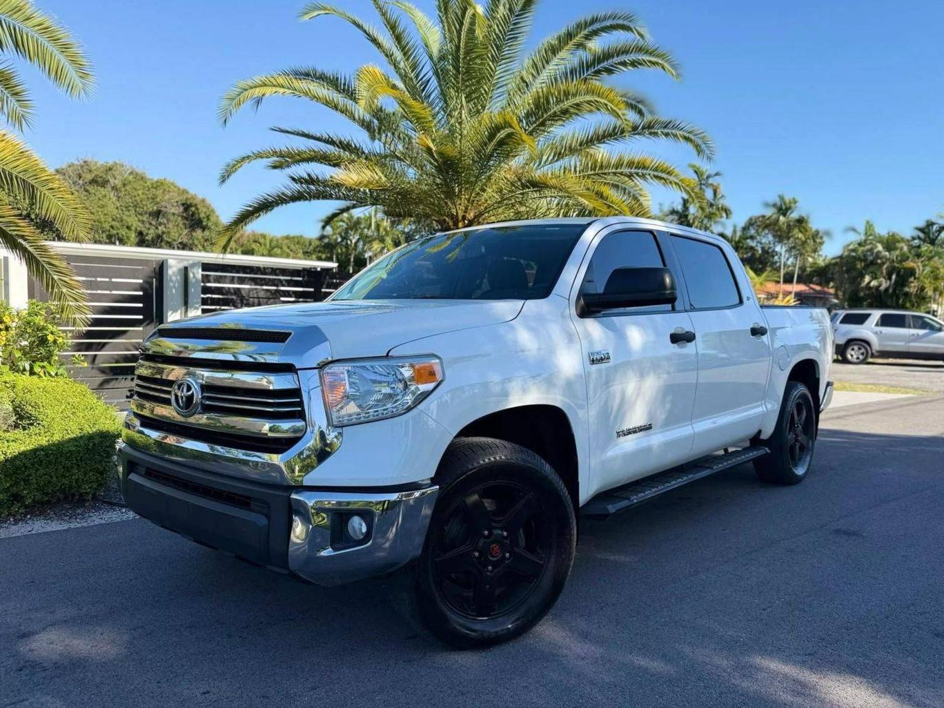 TOYOTA TUNDRA 2017 5TFDW5F10HX657106 image