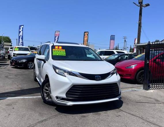 TOYOTA SIENNA 2023 5TDYRKEC6PS172127 image