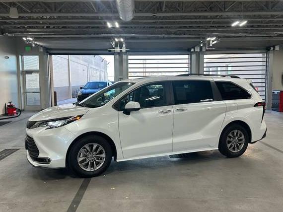 TOYOTA SIENNA 2023 5TDYRKEC3PS165748 image