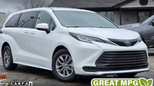 TOYOTA SIENNA 2023 5TDKRKEC2PS173684 image