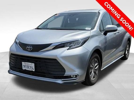 TOYOTA SIENNA 2023 5TDYRKEC8PS155975 image