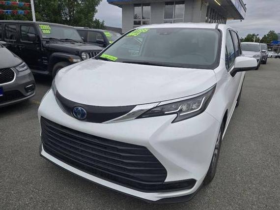 TOYOTA SIENNA 2023 5TDKRKEC0PS157189 image