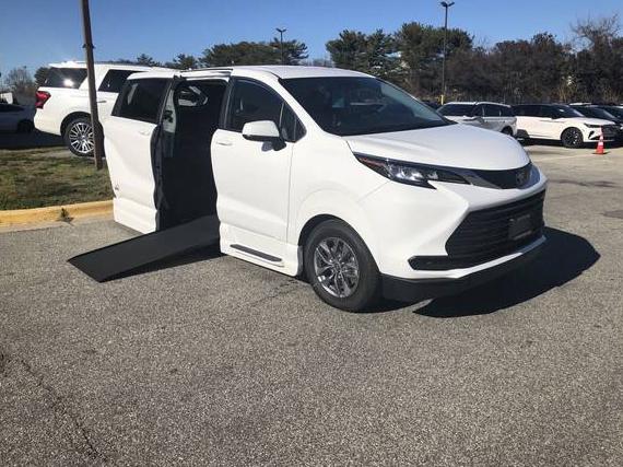 TOYOTA SIENNA 2023 5TDKSKFC8PS095284 image