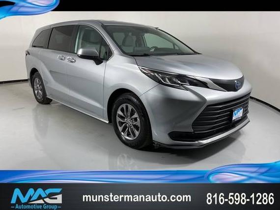 TOYOTA SIENNA 2023 5TDKSKFC5PS075347 image