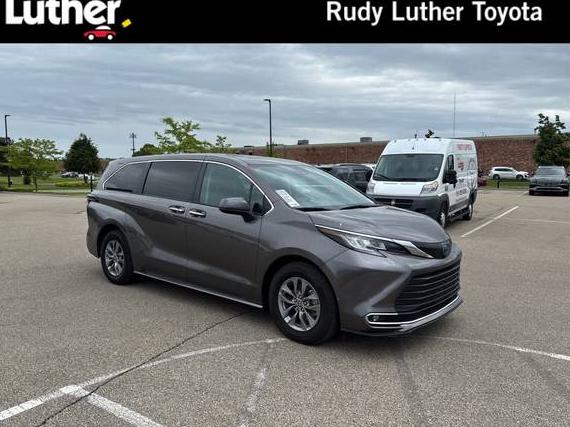 TOYOTA SIENNA 2023 5TDYSKFC8PS083355 image