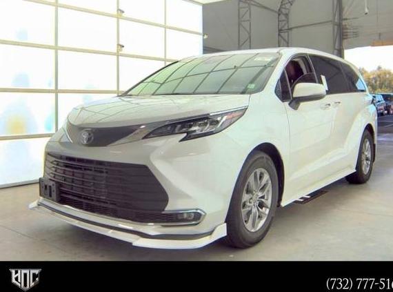 TOYOTA SIENNA 2023 5TDYRKEC2PS157303 image
