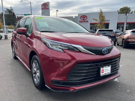 TOYOTA SIENNA 2023 5TDKSKFC2PS095605 image