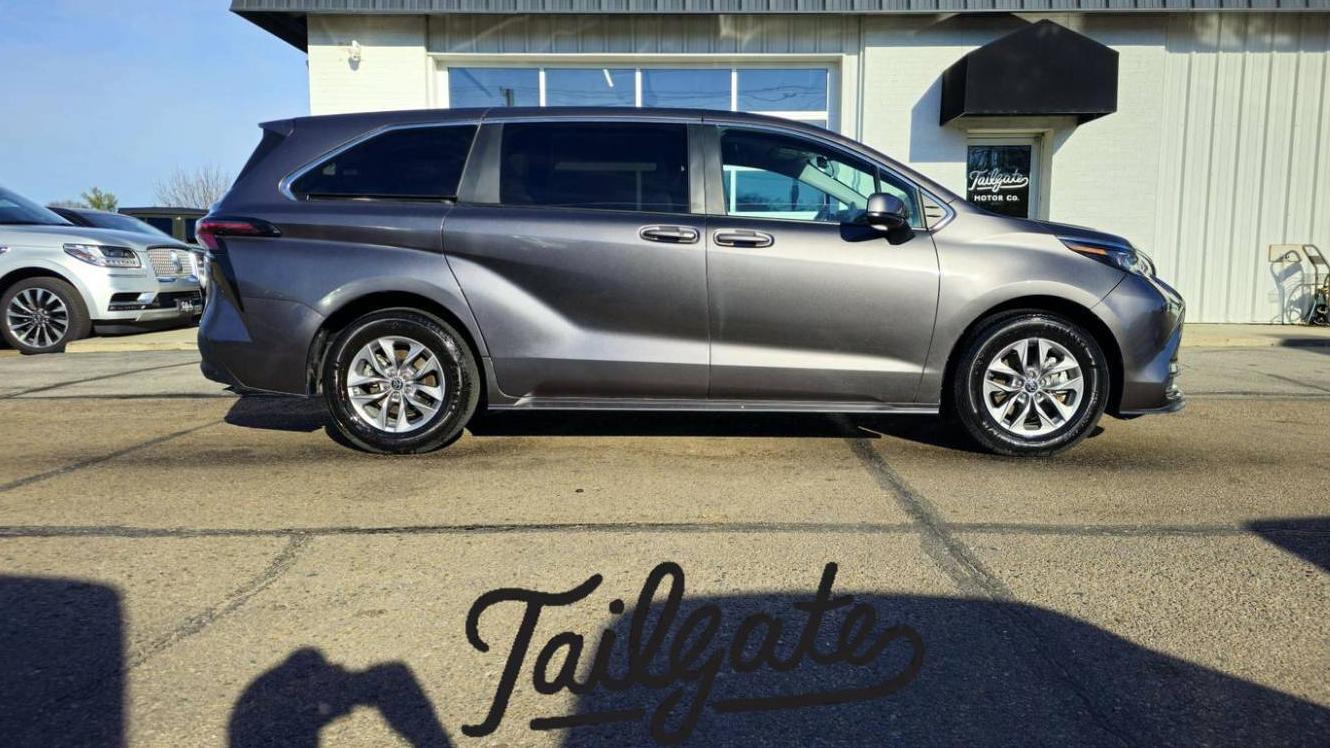 TOYOTA SIENNA 2023 5TDKRKEC8PS157845 image