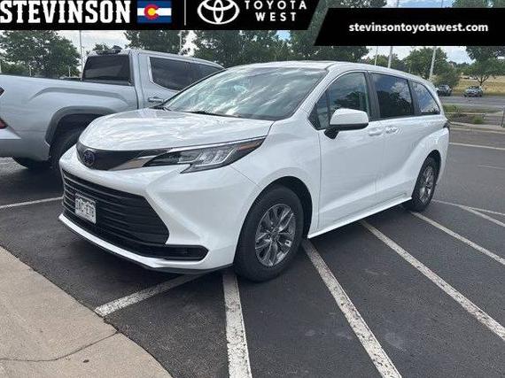 TOYOTA SIENNA 2023 5TDKSKFC8PS105909 image