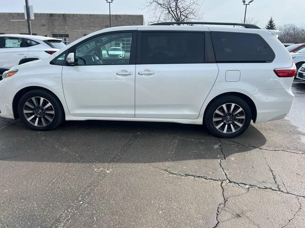 TOYOTA SIENNA 2019 5TDDZ3DC5KS214852 image