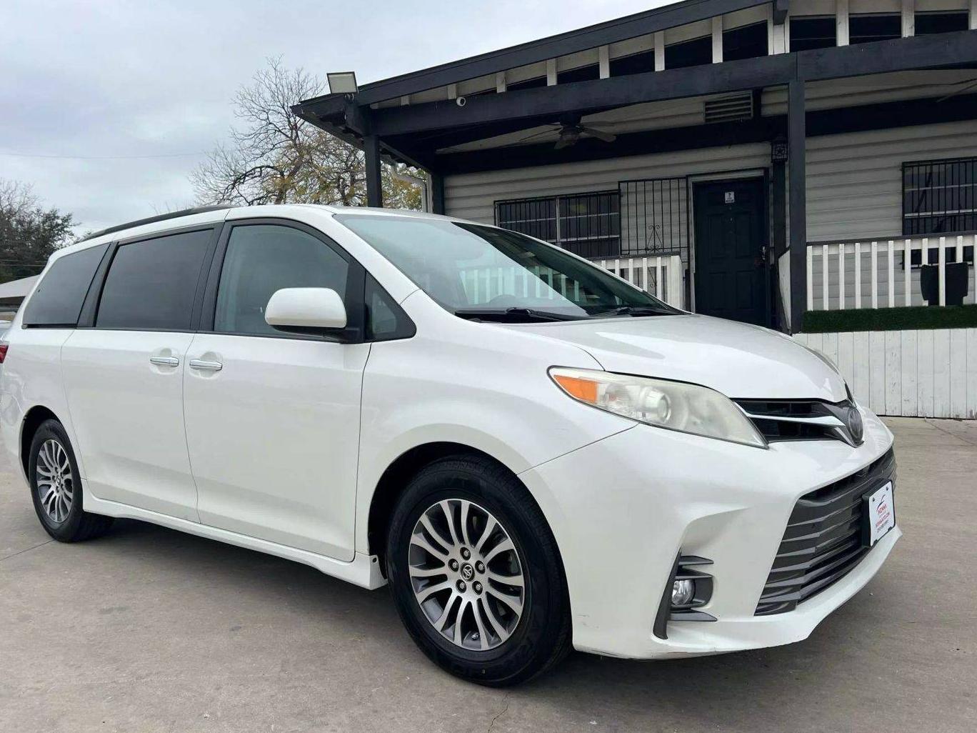 TOYOTA SIENNA 2018 5TDYZ3DC8JS901288 image