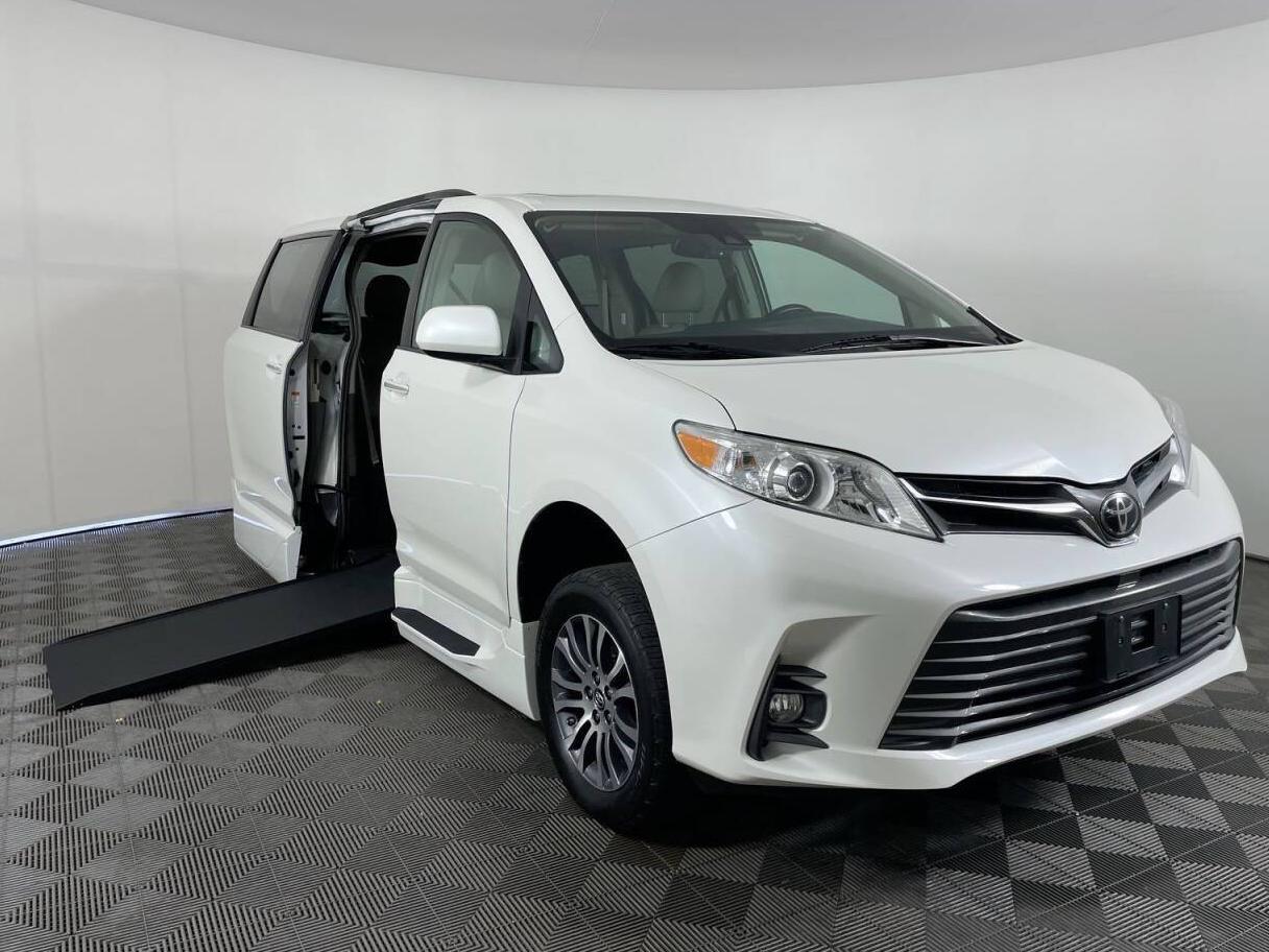 TOYOTA SIENNA 2018 5TDYZ3DC4JS905631 image